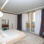 Villa Luxurious - 5 Bedroom At Coast