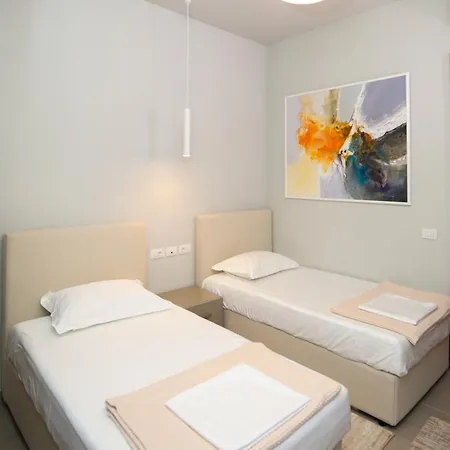 Luxurious - 5 Bedroom At Coast וילה