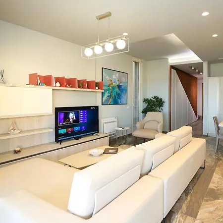 Villa Luxurious - 5 Bedroom At Coast Palasë