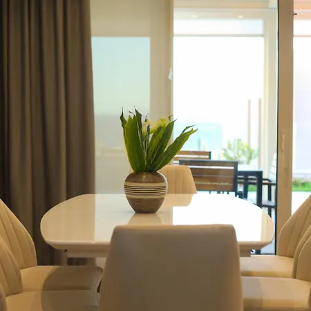 Luxurious - 5 Bedroom At Coast *