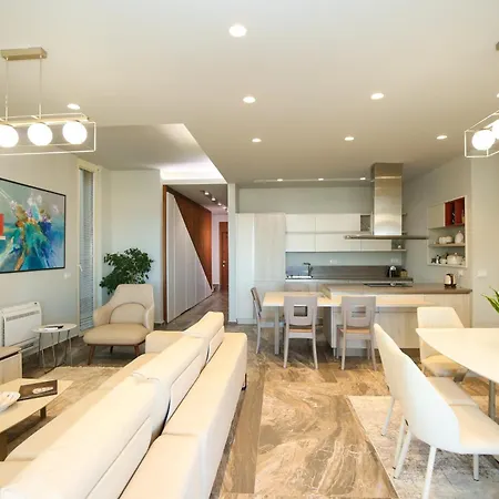 Luxurious - 5 Bedroom At Coast *