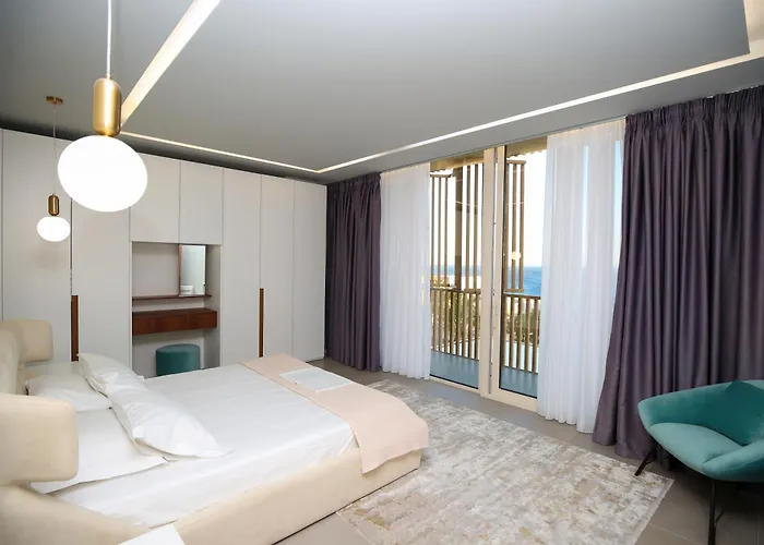 Villa Luxurious - 5 Bedroom At Coast