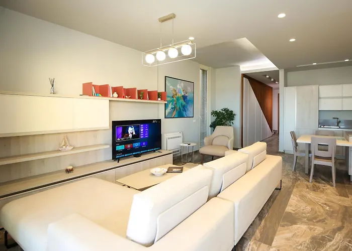 Villa Luxurious - 5 Bedroom At Coast Palasë