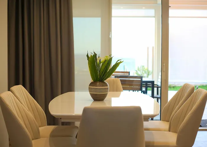 Luxurious - 5 Bedroom At Coast *