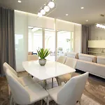 Willa Luxurious - 5 Bedroom At Coast