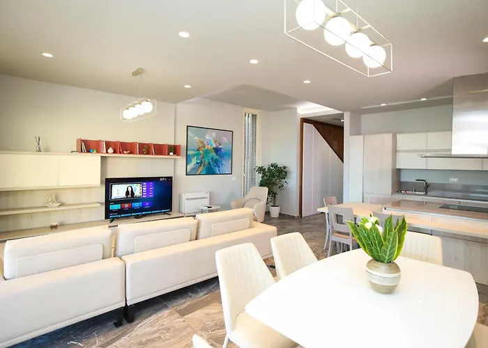 Luxurious - 5 Bedroom At Coast * 帕拉瑟